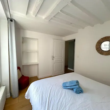 Outstanding And Sunbathed 3 Br Apartment Paris