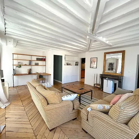 Outstanding And Sunbathed 3 Br Apartment Paris